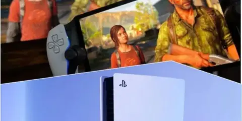 La consola play 6 muestra a Joel y Ellie en una pantalla, listos para la aventura.