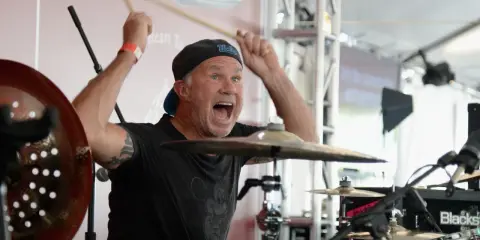 Chad Smith, trummis i Red Hot Chili Peppers, slår på trummorna med full energi och ett vrål.