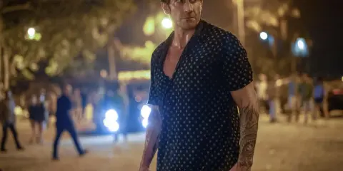 Jake Gyllenhaal w nocnej scenerii, gotowy na akcję w jednym z najlepszych thrillerów.
