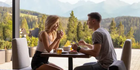 Para spędza romantyczny poranek przy śniadaniu z widokiem na góry. Czy to początek ich zaręczyn w górach?