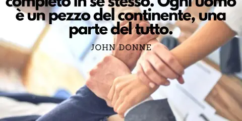 Mani unite simboleggiano la **motivazione del personale** e l'unione, un concetto espresso dalla citazione di John Donne: "Nessun uomo è un'isola".