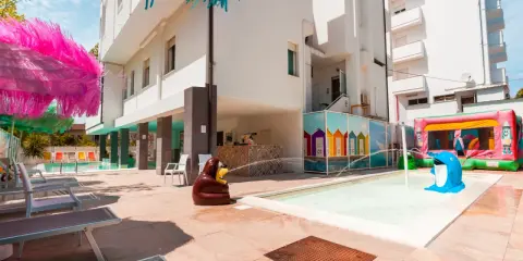 Un colorato family hotel metropolitano con piscina, gonfiabili e divertenti decorazioni per bambini.