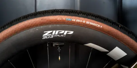 Koło rowerowe Zipp 303 z oponą Schwalbe G-One RS, gotowe na każdą nawierzchnię.