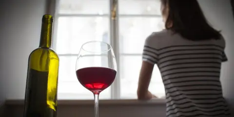 3 lampki wina: Kiedy bezpiecznie usiądziesz za kierownicą?