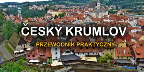 Widok na urokliwy Czeski Krumlov, jedno z najpiękniejszych miast Czech, z charakterystycznymi czerwonymi dachami i wieżą kościelną.