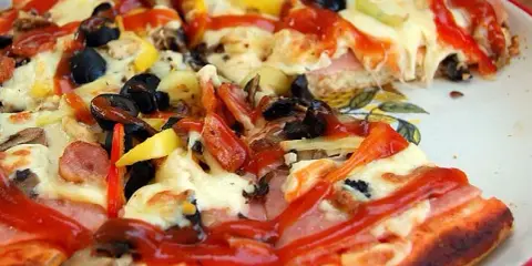 Pizza Thermomix: Ile piec, by była chrupiąca? Sekret mistrza