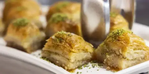 Słodka baklava, idealna na deser. Ten przepis na baklawę zachwyci każdego.