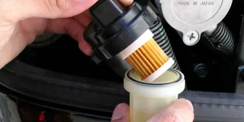 Maintenant, je procède au changement du filtre à gasoil. Le nouveau filtre est prêt à être installé.