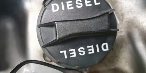 Czarna zakrętka wlewu paliwa z napisem DIESEL. To ważny element, by nie pomylić paliwa, np. z diesel B7.