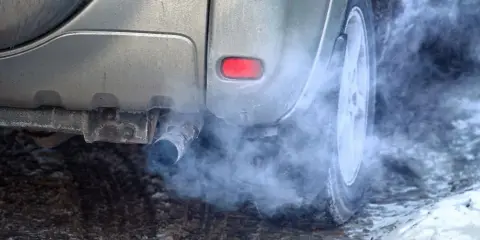 Zimowy poranek, a z rury wydechowej wydobywa się gęsty dym. Ten diesel kopci na czarno, wskazując na problemy z silnikiem lub paliwem.