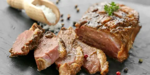 Tranches de magret fumé, une des spécialités pyrénées, avec sel et poivre.