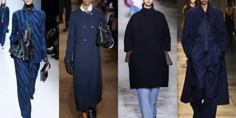 Modelli in passerella mostrano come abbinare il blu scuro: con stampe floreali, jeans, perle e tessuti sartoriali.