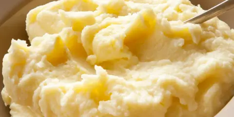 Puszyste, kremowe puree ziemniaczane, idealne do obiadu. Dowiedz się, jak zrobić puree, które zachwyci każdego!
