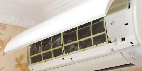 Unità interna di un condizionatore con filtri sporchi, possibile causa per cui il condizionatore perde acqua.