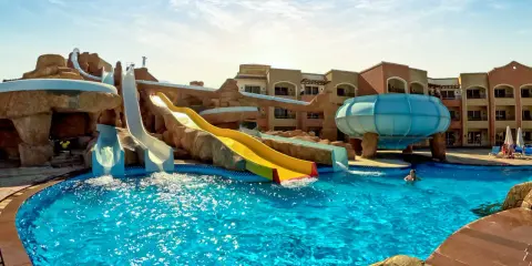 Wodne szaleństwo w Regency Plaza Aqua Park Spa. Opinie gości potwierdzają świetną zabawę na zjeżdżalniach i relaks w basenie.