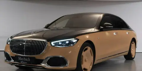 Elegancki Maybach w dwukolorowym malowaniu, z chromowanym grillem i felgami. Poznaj jego wyjątkową maybach cena.