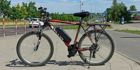 Przeróbka roweru na elektryczny: rower Kellys Viper z zamontowanym silnikiem i baterią, gotowy do jazdy po mieście.