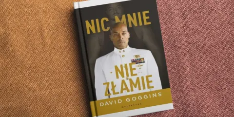 Okładka książki Davida Gogginsa "Nic mnie nie złamie". Mężczyzna w białym mundurze, z medalami, patrzy pewnie.