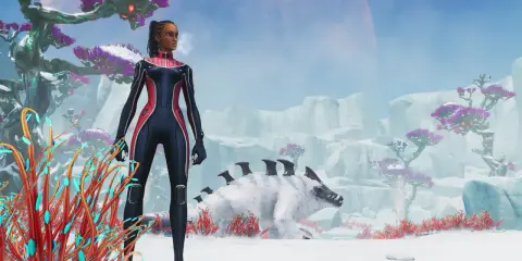 Postać w kombinezonie stoi na śniegu, obok niej leży białe stworzenie. W tle lodowe krajobrazy i fioletowe drzewa. Subnautica Below Zero.