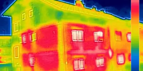 Termografia di una casa: aree rosse indicano dispersione di calore, evidenziando un possibile ponte termico.