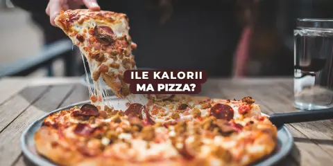 Pyszny kawałek pizzy z ciągnącym się serem. Zastanawiasz się, ile kcal ma kawałek pizzy?