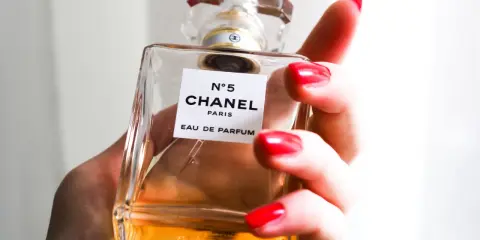Woda Perfumowana czy Perfumy? Rozszyfruj etykiety i wybierz idealnie