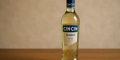 Butelka Cin Cin Bianco Original na drewnianym blacie. Idealna na letnie wieczory.