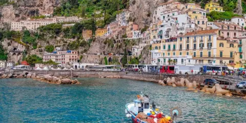 Barche e bus lungo la costa: ecco come visitare la Costiera Amalfitana senza auto, godendosi il mare e i borghi colorati.
