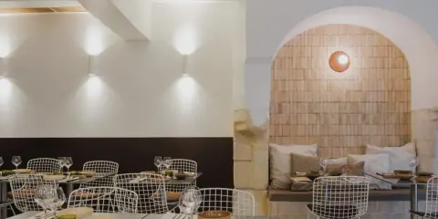Ambiance chaleureuse dans ce qui semble être le meilleur resto à Tours. Tables dressées, chaises design et mur en briques apparentes créent une atmosphère accueillante.
