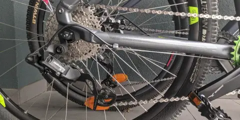 Tylna przerzutka SRAM X3 i kaseta z 8 zębatkami tworzą prosty, ale skuteczny napęd 1x8. Idealny do miejskich przejażdżek.