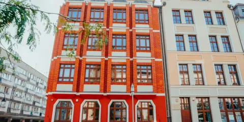 Jasna fasada i ceglany budynek przyciągają wzrok. Może tu mieści się filologia angielska we Wrocławiu?