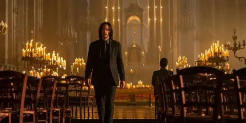 John Wick w kościele, otoczony blaskiem świec. Choć to nie filmy o miłości, jego determinacja jest poruszająca.