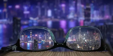 Okulary z antyrefleksem dla każdego, kto chce widzieć nocne miasto bez odblasków.