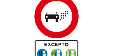 Señal de prohibición de paso a vehículos contaminantes, excepto los que luzcan la etiqueta amarilla DGT o distintivos ECO o C.