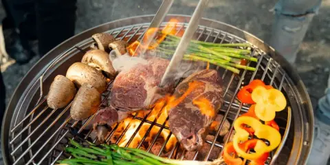 Mięso, pieczarki, szparagi i papryka na grillu. Idealny sposób, jak zrobić grilla metalowego na letnie wieczory.
