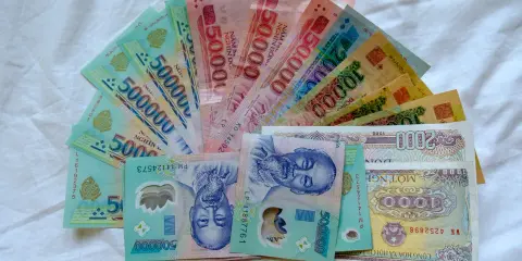 Wietnamska waluta w Hanoi: banknoty 500 000, 50 000, 20 000, 10 000, 2 000 i 1 000 dongów.