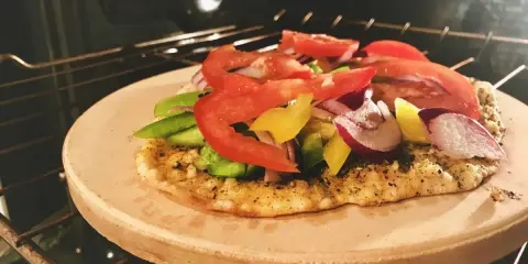 Pizza na kamieniu w piekarniku, z warzywami. Po pieczeniu, jak czyścić kamień do pizzy, by był gotowy na kolejne wypieki.