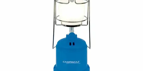 Niebieska lampa gazowa Campingaz, gotowa do rozświetlenia nocnych przygód.