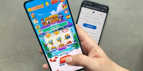 Gra Coin Master na telefonie, obok ekran z PayPalem. Czy to sposób na zarabianie przez aplikacje?