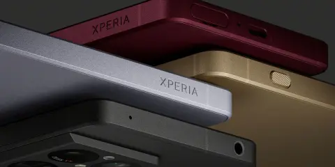 Zbliżenie na cztery telefony najnowszy sony xperia w kolorach: czarnym, srebrnym, złotym i bordowym.