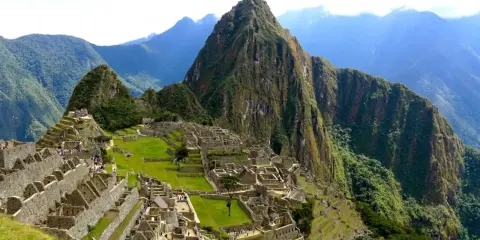Impresionante vista de Machu Picchu, la ciudadela inca en lo alto de los Andes. Descubre qué es el Machu Picchu y su misterio.