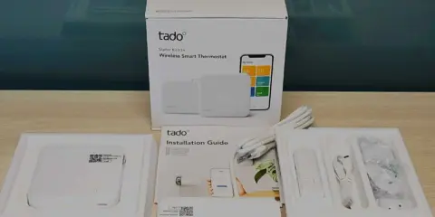Kit de thermostat connecté Tado, prêt à installer pour une maison plus intelligente et des économies d'énergie.