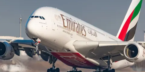Emirates, jedne z najlepszych linii lotniczych, startuje. Ogromny samolot z charakterystycznym ogonem w barwach narodowych.