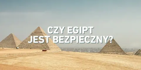 Piramidy w Gizie na tle miasta. Napis: "Czy w Egipcie jest teraz bezpiecznie?".