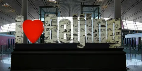 Serce i litery "I love Beijing" w terminalu lotniska. Czy można wyjść z lotniska w czasie przesiadki?