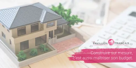 Maquette de maison, calculatrice et billets de banque. Le prêt construction pour construire votre rêve.