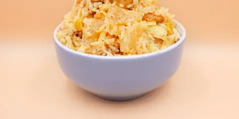Sałatka z ryżem, kurczakiem, ananasem i curry: Klasyka, która się uda