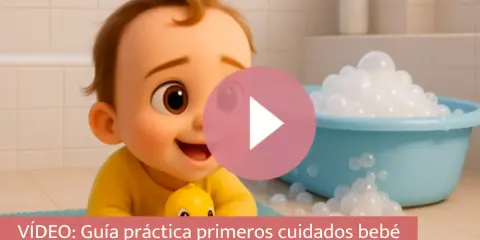 Un tierno bebé de 1 mes, con un patito de goma, listo para su baño de burbujas.