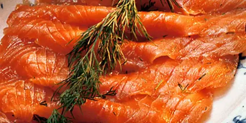 Vackert upplagd rimmad lax med dill. En klassisk svensk delikatess som smälter i munnen.