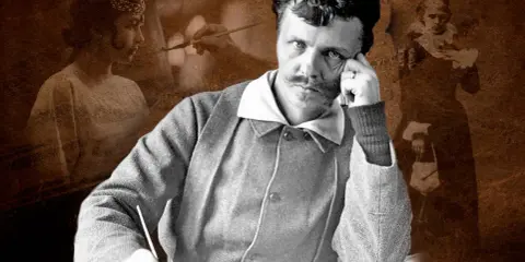August Strindberg sitter vid ett bord och skriver, med spöklika figurer av kvinnor som svävar i bakgrunden, en påminnelse om hans verk.
